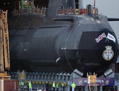 HMS Audacius: Μετά από 10 χρόνια ναυπήγησης έκανε την εμφάνισή του το υποβρύχιο «τέρας» της Βρετανίας (φωτό)